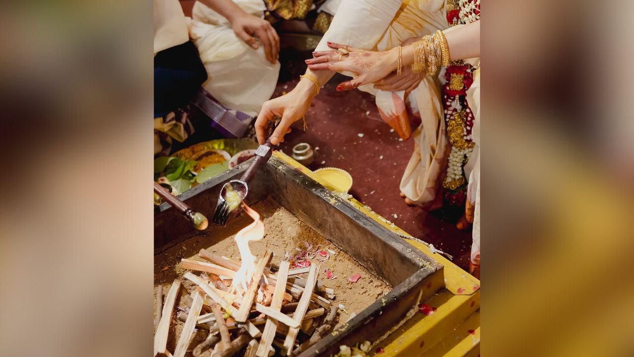 लग्नाच्या विधी दरम्यान, अभिनेत्रीवर अक्षतांचा वर्षाव केलेला पाहायला मिळत असून या खास सोहळ्या प्रसंगी तिच्या चेहऱ्यावर निखळ आनंद पाहायला मिळतोय. तर काही फोटोंमध्ये ते एकमेकांना वरमालाही घालताना दिसत आहेत. 