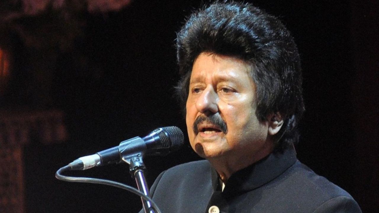 पंकज उधास- Pankaj Udhas प्रसिद्ध गझलकार पंकज उधास यांचे २६ फेब्रुवारी २०२४ रोजी मुंबईत वयाच्या ७२ व्या वर्षी निधन झाले. त्यांनी अनेक हिट गझल अल्बमची निर्मिती केली आहे, त्यांची गझल म्हणजेच त्यांची विशेष ओळख आहे. १९९३ मध्ये प्रदर्शित झालेल्या 'नाम' चित्रपटातील 'चिठी आयी है' हे गाणे त्यांच्या प्रसिद्ध गाण्यांपैकी एक होते.