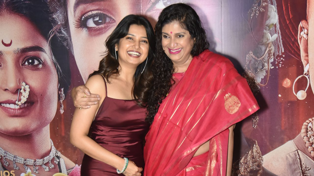 ‘फुलवंती’ चित्रपटाच्या माध्यमातून अभिनेत्री प्राजक्ता माळी आणि स्नेहल तरडे ह्यांनी निर्मिती आणि दिग्दर्शन क्षेत्रात पदार्पण केले आहे. दोघींसाठीही हा चित्रपट खूपच खास ठरला असून नुकताच चित्रपटाच्या सक्सेस पार्टीचं आयोजन करण्यात आलं होतं.