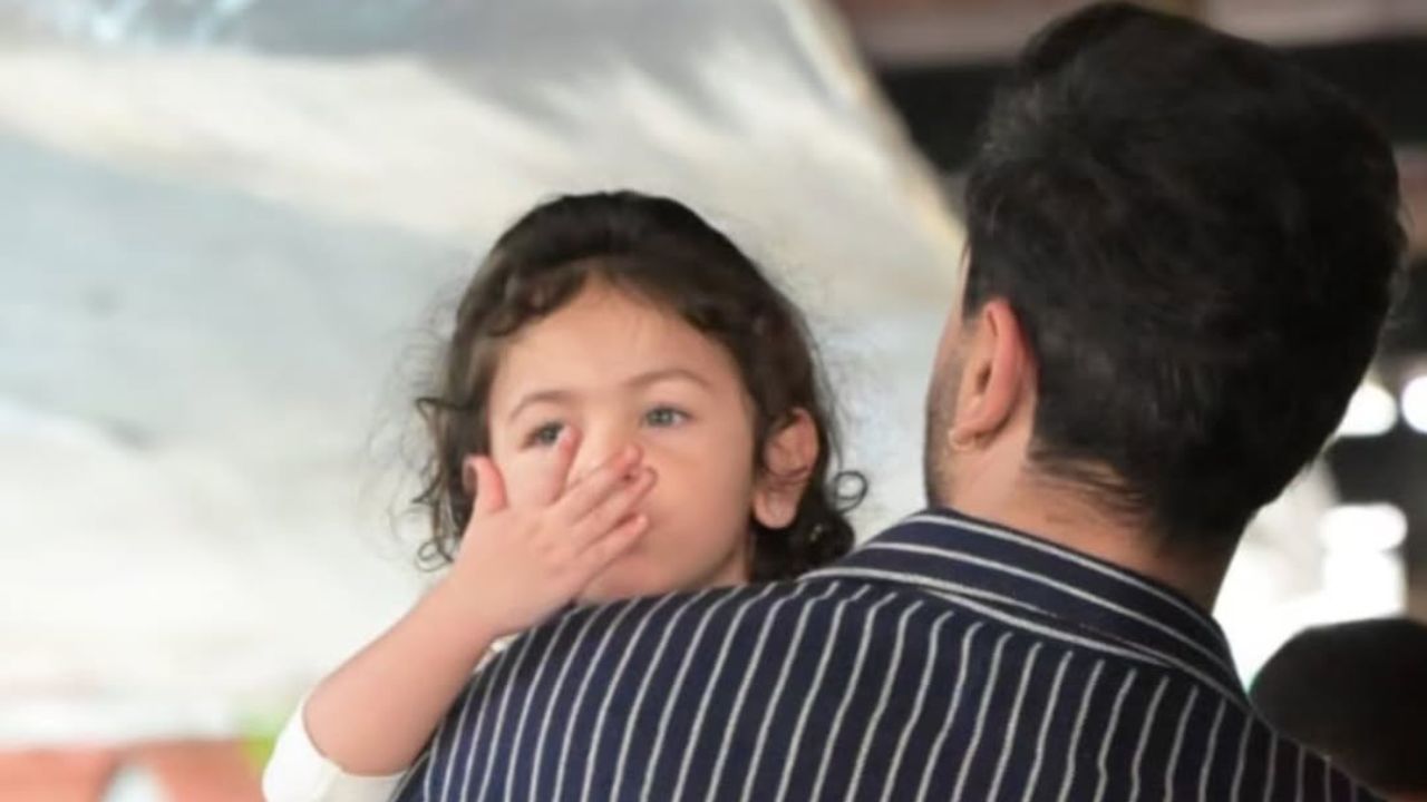 राहाही बॉलिवूडच्या स्टारकिड्समधली सर्वात लहान असलेली आणि सर्वाधिक चर्चेत राहणाऱ्या स्टारकिड्सपैकी एक आहे. तिची कायमच सोशल मीडियावर चर्चा होत असते. तिच्या क्यूटनेसने सर्वांचेच लक्ष वेधले आहे. राहाचे क्यूट फोटो सध्या सोशल मीडियावर तुफान व्हायरल होत असून तिच्या एक्सप्रेशनची कमालीची चर्चा होत आहे.
