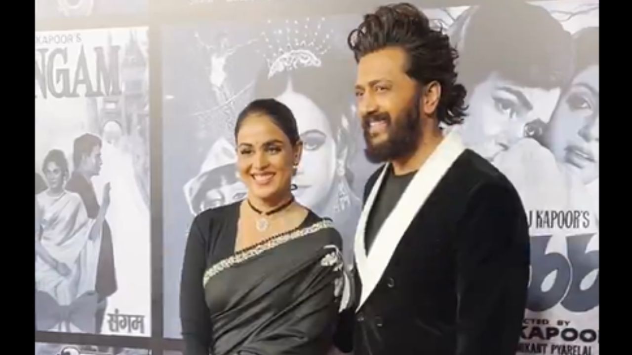 अभिनेता रितेश देशमुख त्याची पत्नी आणि अभिनेत्री जेनेलिया डिसूझासोबत चित्रपट महोत्सवात पोहोचला. या जोडप्याने अतिशय प्रेमळ पोज दिली.