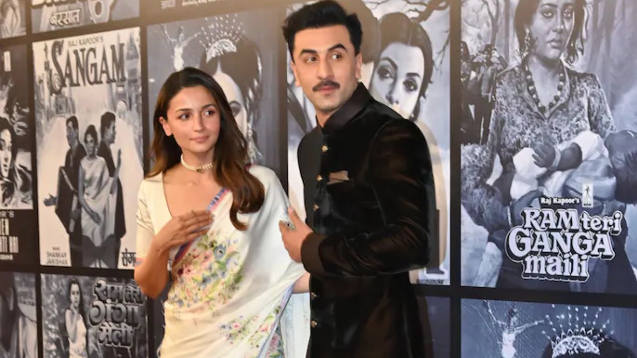 आलिया भट्ट आणि रणबीर कपूरच्या लूकवर लोकांच्या नजरा खिळल्या होत्या. चाहत्यांनी साडीतील आलियाला पसंती दिली तर रणबीरच्या मिशीने त्यांचे लक्ष वेधून घेतले.