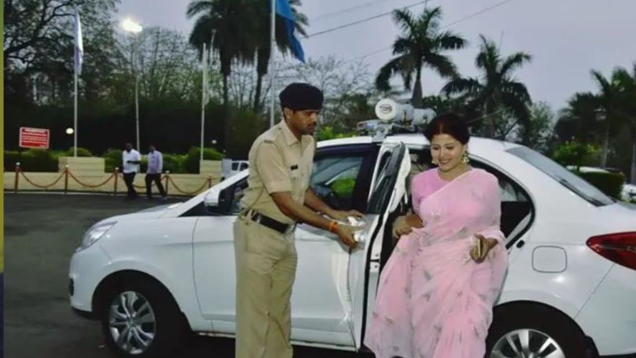 मला कधी वाटलं नव्हतं मी या गणवेशात स्वत:ला बघेल, त्यामुळे सुरक्षादलात काम करताना मला आनंद होत आहे. असं त्यांनी एका मुलाखतीत सांगितलं होतं. 