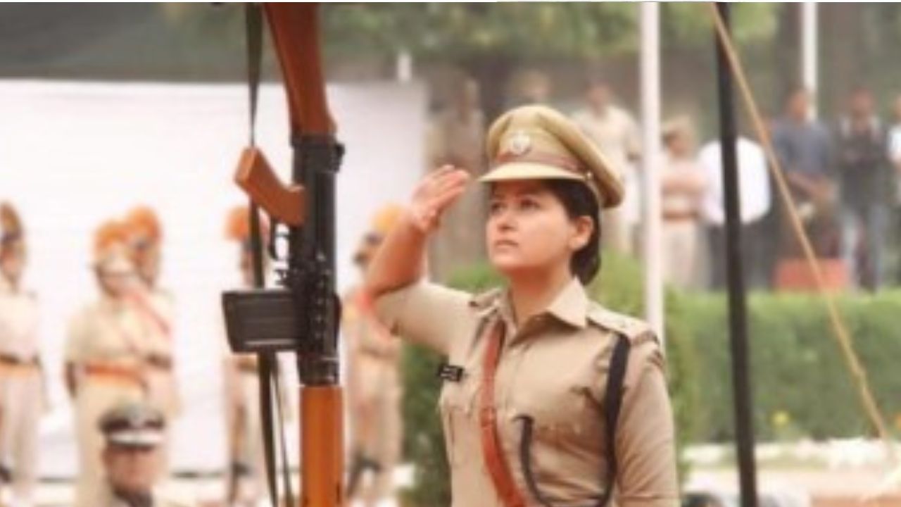 सिमला प्रसाद या बॉलीवूडमधील अभिनयाची कारकिर्द सोडून सध्या त्या पोलीस दलात देशसेवा करत आहेत.