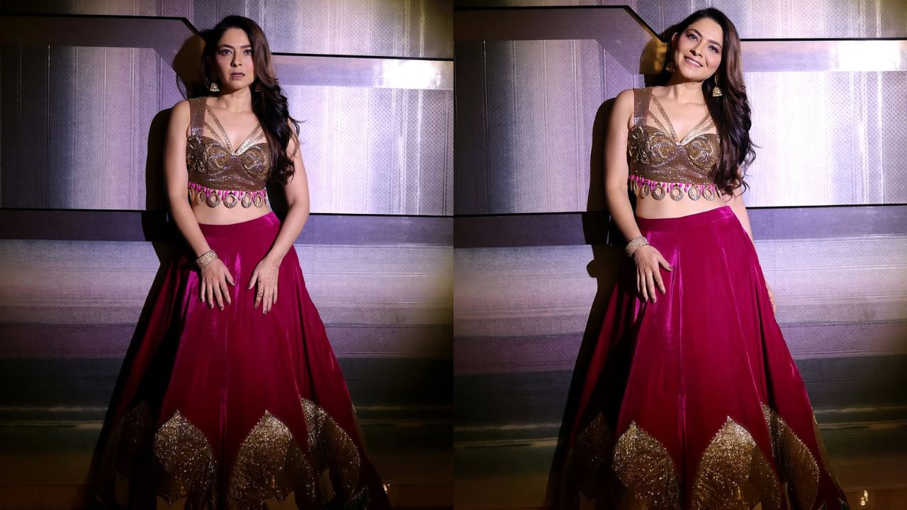 ओपन हेअर्स आणि लूकला केलेल्या साजेशा मेकअपमुळे सोनालीच्या सौंदर्यात भर पडली आहे. शेअर केलेल्या फोटोंमध्ये सोनालीचे सौंदर्य अधिकच उजळून निघाले आहे.