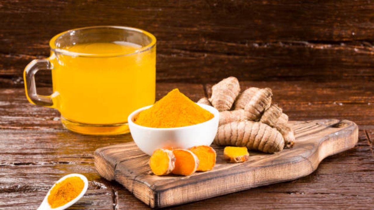 हृदयाच्या निरोगी आरोग्यासाठी आणि हृदयविकाराचा धोका टाळण्यासाठी उपाशी पोटी हळदीच्या पाण्याचे सेवन करावे. यामुळे शरीरातील खराब कोलेस्ट्रॉलची पातळी कमी होईल. 