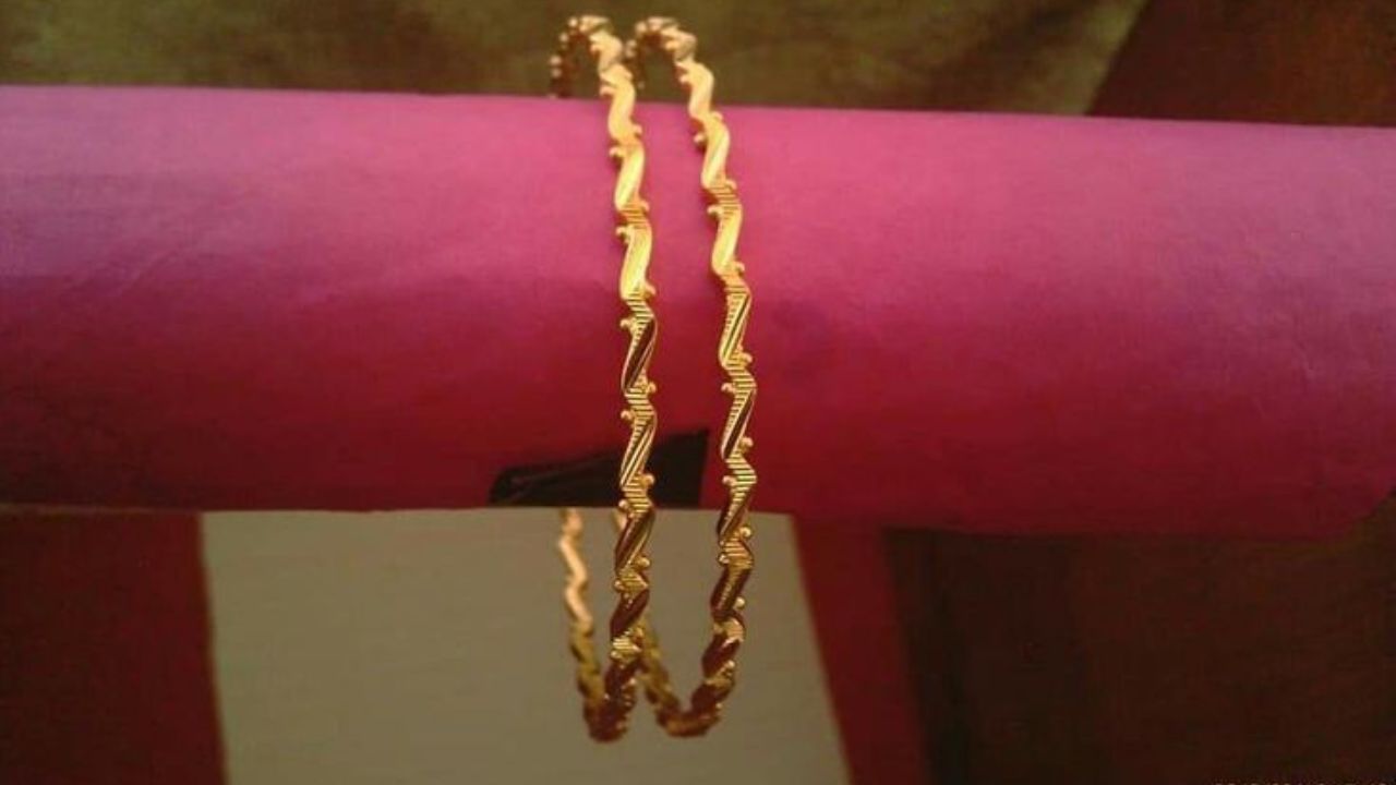 हिरव्या बांगड्याच्या मध्ये या डिझाईनच्या नाजूक साजूक बांगड्या तुम्ही घालू शकता. यामुळे तुमचे हात सुंदर दिसतील. 