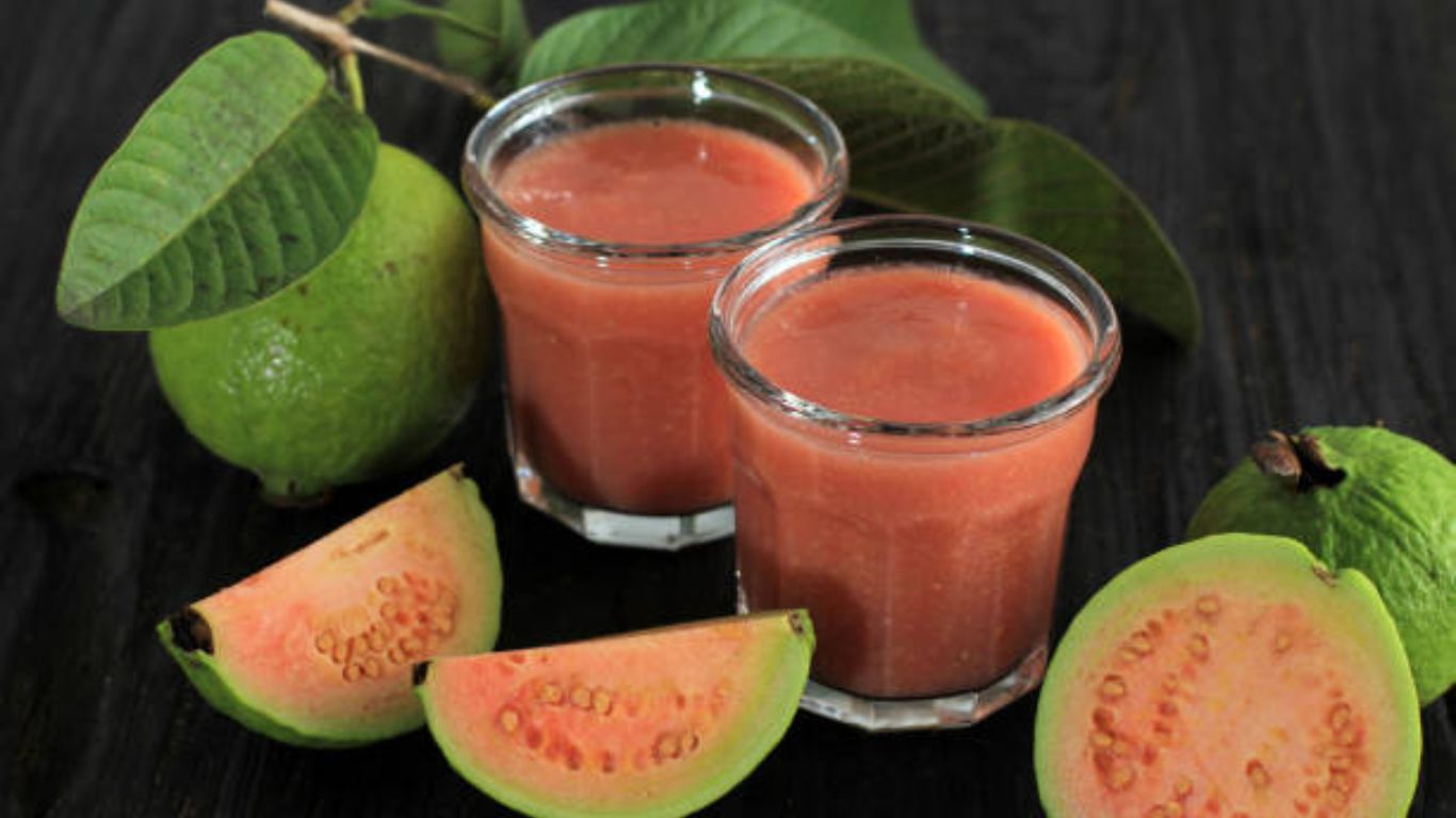 पेरू या फळात कमी कॅलरीज असतात. त्यामुळे वजन नियंत्रणात राहते. पेरूचा रस प्यायल्यामुळे पोट दीर्घकाळ भरलेले राहते. 