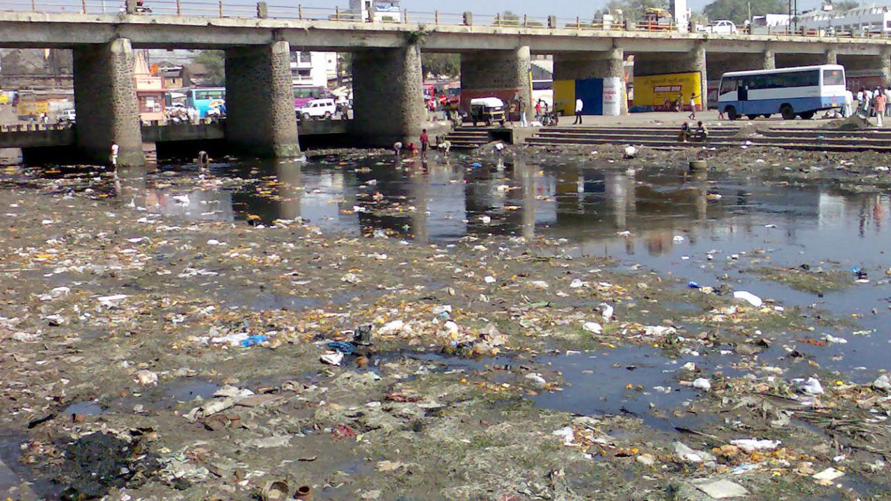 Divisional Commissioner Directs To File Cases Against Those Polluting The River