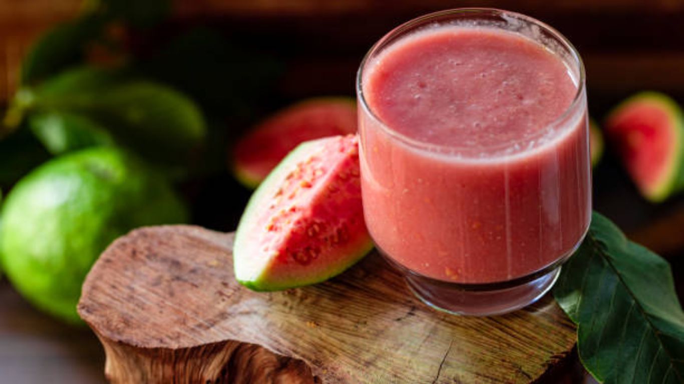 वाढलेले वजन कमी करण्यासाठी दैनंदिन आहारात पेरूच्या रसाचे सेवन करू शकता. यामुळे शरीरावर वाढलेली अतिरिक्त चरबी कॅमिओ होऊन तुम्ही स्लिम दिसाल. 