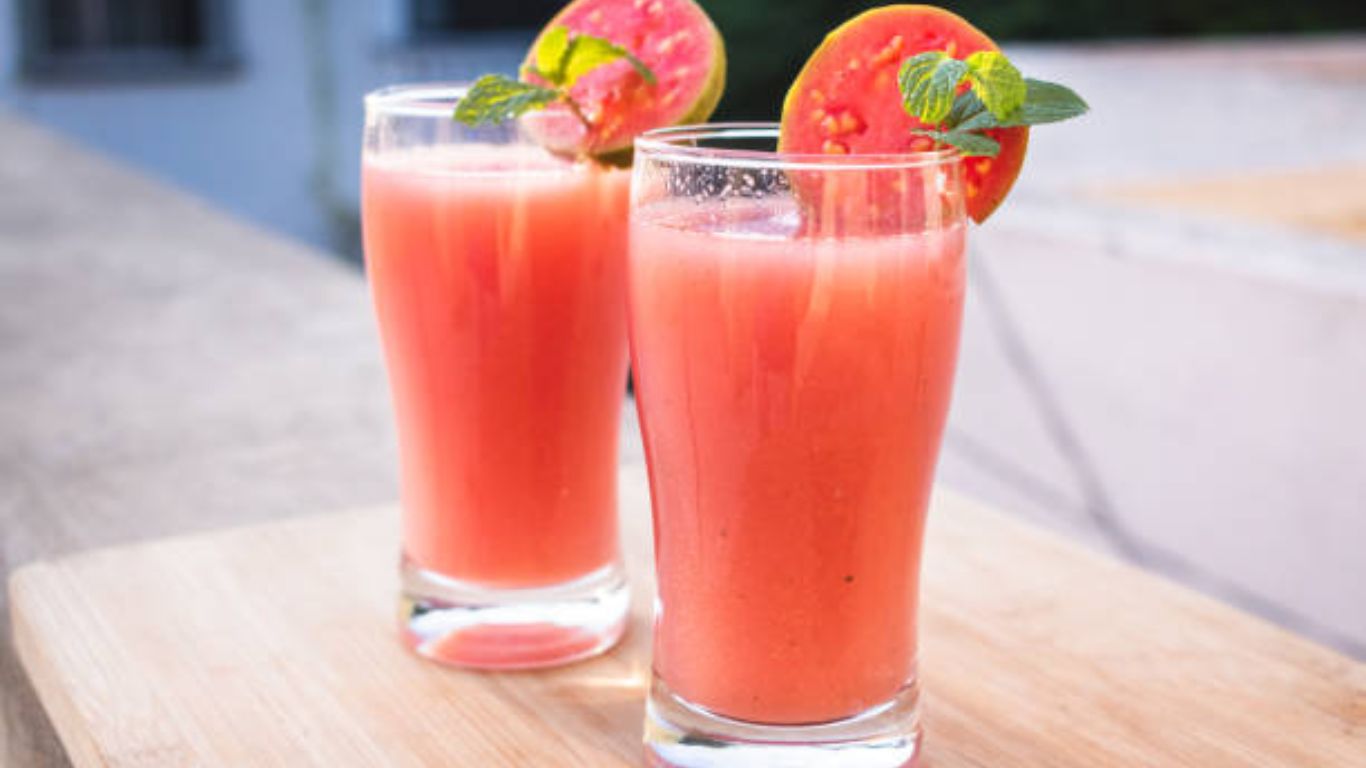 थंडीमध्ये त्वचा कोरडी होऊन जाते. कोरडी झालेली त्वचा पुन्हा सुधारण्यासाठी नियमित पेरूच्या रसाचे सेवन करावे. यामुळे त्वचेवर आलेल्या सुरकुत्या, पिंपल्स, डाग निघून जाण्यास मदत होते. 