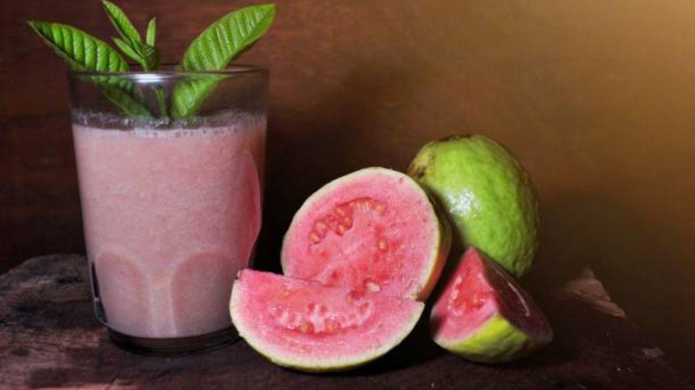 बद्धकोष्ठतेच्या समस्येने त्रस्त असलेल्या लोकांनी थंडीच्या दिवसांमध्ये पेरूच्या रसाचे सेवन करावे. यामुळे पचनक्रिया सुधारण्यास मदत होते आणि पोट स्वच्छ राहते. 