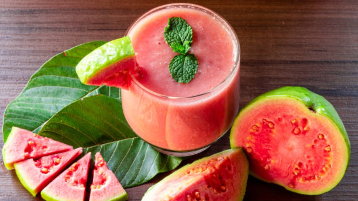 हिवाळ्यात कमी झालेली रोगप्रतिकारशक्ती सुधारण्यासाठी पेरूचे सेवन करावे. पेरू खाल्यामुळे शरीराला ऊर्जा मिळते आणि आरोग्य सुधारते. 