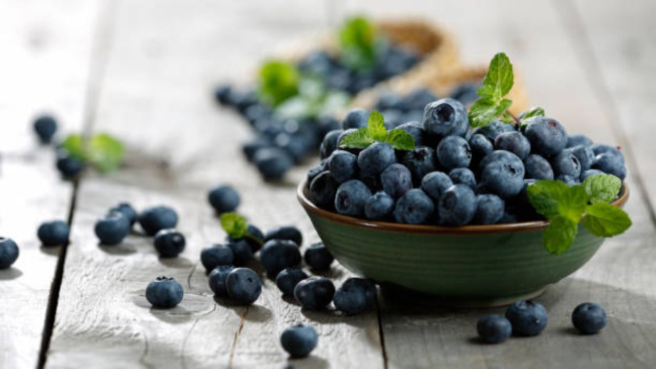 हृदयाच्या निरोगी आरोग्यासाठी आहारात ब्लूबेरीचे सेवन करावे. यामुळे शरीरात वाढलेली कोलेस्ट्रॉलची पातळी नियंत्रणात राहण्यास मदत होते. 
