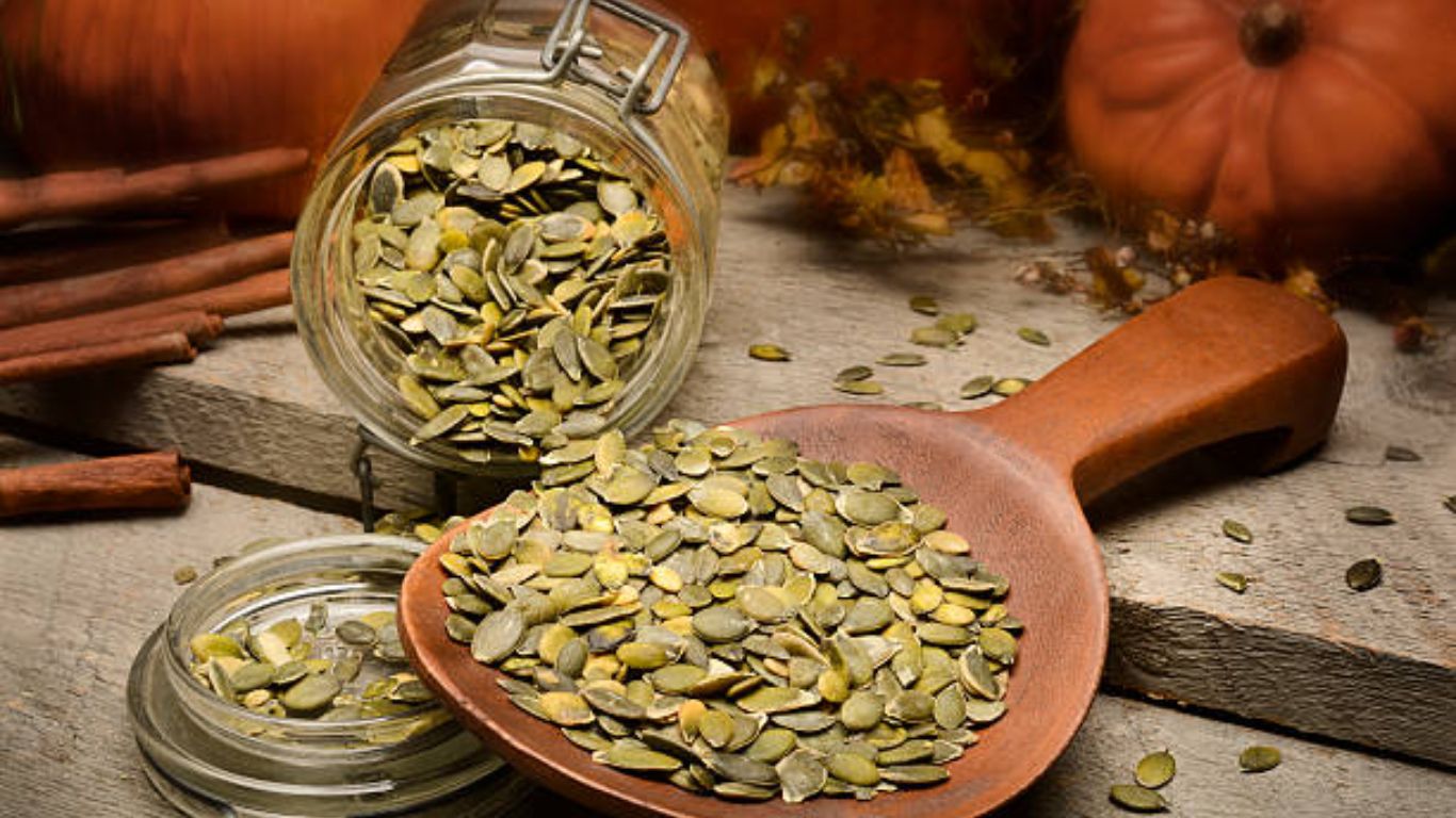 भोपळ्याच्या बियांचे सेवन केल्यामुळे आरोग्य सुधारण्यास मदत होते. शिवाय या बिया तुम्ही ओट्स किंवा इतर पदार्थांवर टाकून खाऊ शकता. 