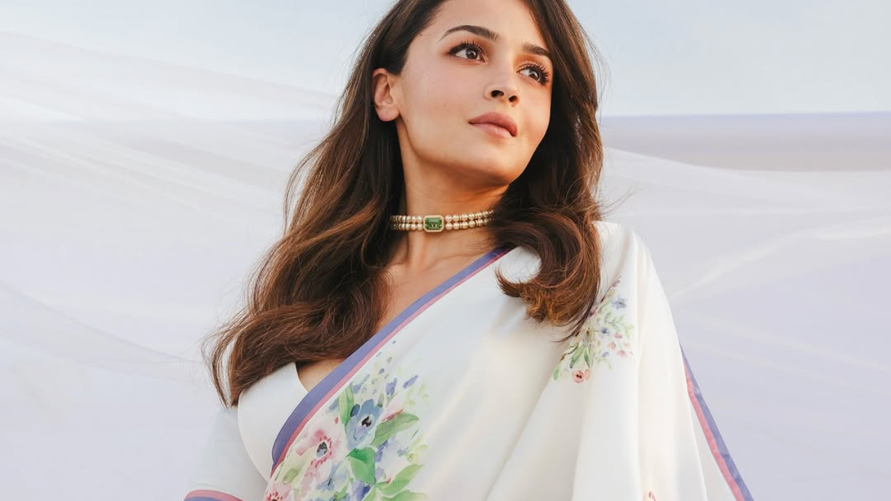 हेअरस्टाईलदेखील तिने अगदी साधी ठेवली असून केस मोकळे सोडले आहेत आणि अगदी हलकेसे कर्ल केसांना दिले आहेत, ज्यामुळे तिच्या लुकमध्ये अधिक सौंदर्याची भर पडली आहे 