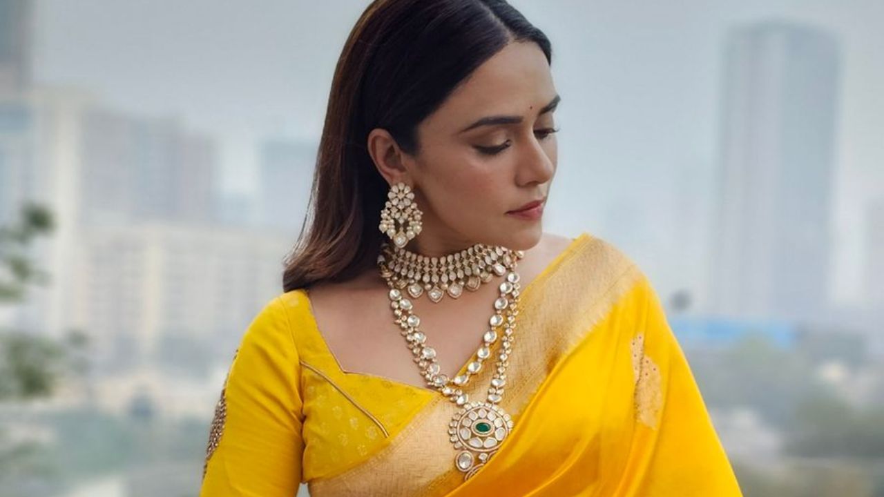  अमृता खानविलकरची 'संगीत मानापमान' या चित्रपटामधील भूमिका पाहण्यासाठी चाहते खूप उत्सुक आहेत. जिओ स्टुडिओज प्रस्तुत ‘संगीत मानापमान’ चित्रपट 10 जानेवारी 2025 पासून जवळच्या चित्रपटगृहात प्रेक्षकांचे मनोरंजन करण्यास सज्ज होणार आहे.