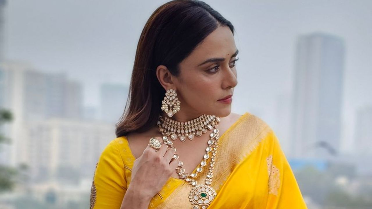 याचबरोबर या चित्रपटामध्ये आणखी एका सुंदर मराठी अभिनेत्री देखील खास भूमिकेत दिसणार आहे. ती अभिनेत्री दुसरी तिसरी कोण नसून अमृता खानविलकर असणार आहे. 