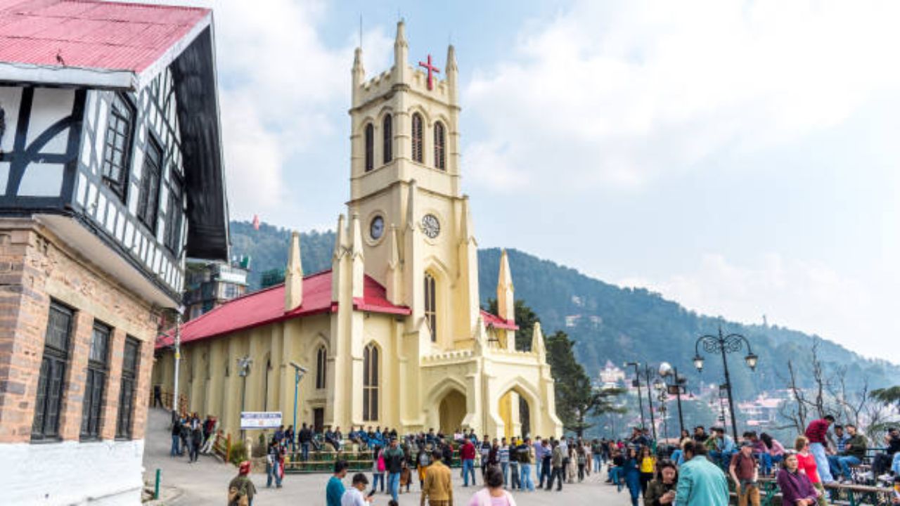 क्राइस्ट चर्च, शिमला- उत्तर भारतातील सर्वात जुन्या चर्चांपैकी एक असलेल्या क्राइस्ट चर्चमध्ये, ख्रिसमसच्या वेळी एक सुंदर वातावरण निर्माण होते. इथे विविध धार्मिक सेवा आणि सांगीतिक कार्यक्रम साजरे केले जातात