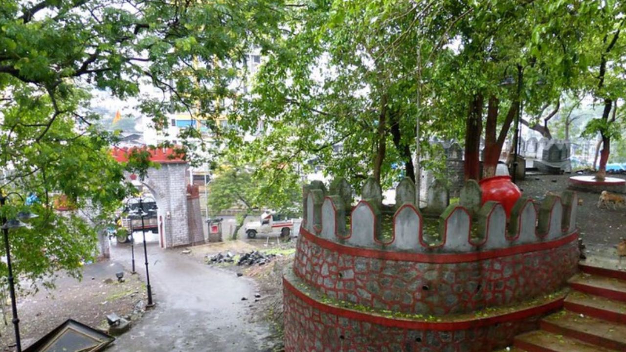किल्ले दुर्गाडी: स्वराज्याच्या आरमाराची सुरुवात झाली ते किल्ले दुर्गाडीपासून. कल्याण भिवंडी परिसरातील हा किल्ला शिवकालात मराठ्यांची चौकी म्हणून ओळखली जात. सातवाहनाच्या काळात व्यापाऱ्याचं केंद्र होतं. चौकीमुळे मुंबईचे इंग्रज, वसईचे पोर्तुगीज आणि जंजिऱ्याच्या सिद्धी यांच्या वचक ठेवणं मराठ्यांना सोयीचं झालं होतं. 