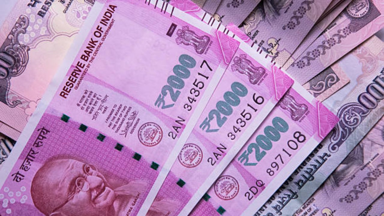 अनेकांना प्रश्न - देशातील अनेकांना असा प्रश्न पडला आहे की आपण घरात किती रक्कम ठेऊ शकतो? आपण भारतात याबाबत काय नियम आहे. याची सविस्तर माहिती जाणून घेणार आहोत.