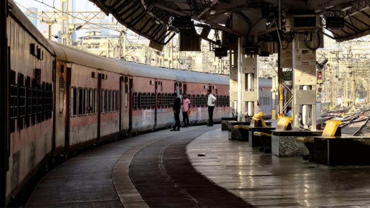 तेव्हापासून ते आतापर्यंत या रेल्वे स्थानकात काहीही बदल झालेला नाही. आता या रेल्वे स्थानकावरून बांगलादेश आणि नेपाळमध्ये ट्रेन जातात 
