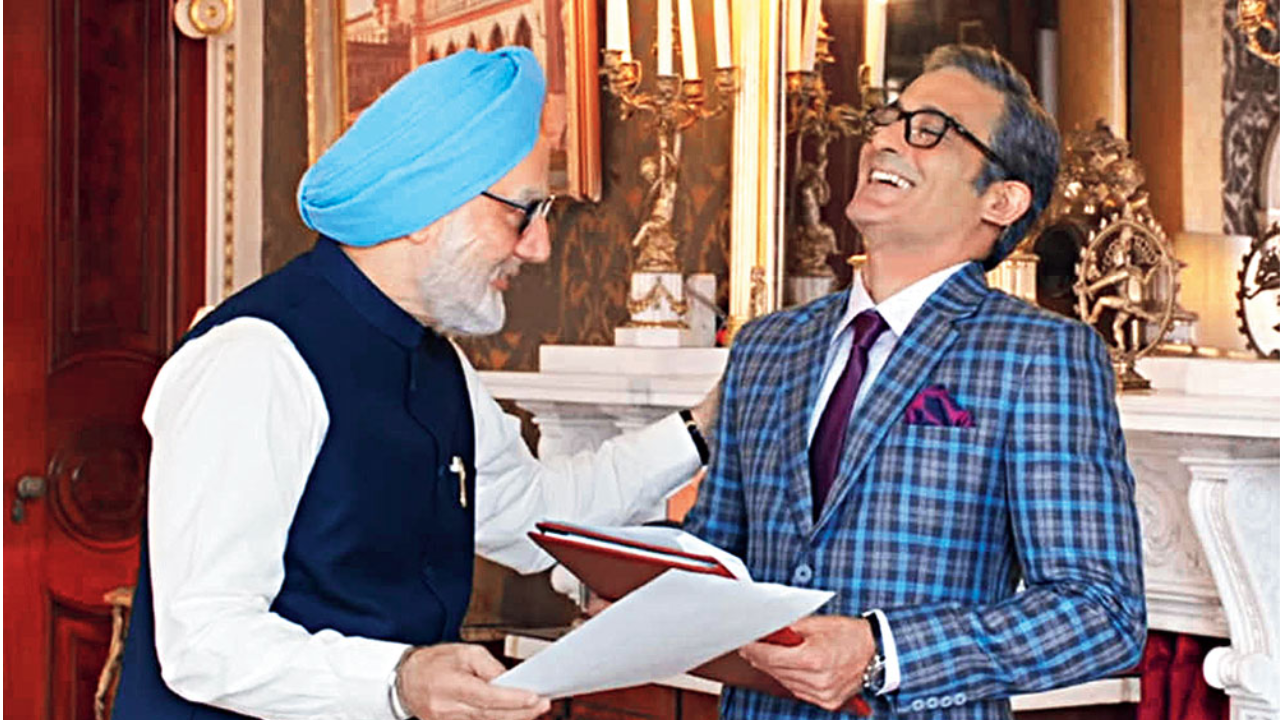 मनमोहन सिंग यांच्यावर सोनिया गांधींच्या सूचनेनुसार काम केल्याचा आरोप होता. हे या चित्रपटात दाखविण्यात आले होते, त्यावरून काँग्रेस पक्षाकडून जोरदार राडा देखील घालण्यात आला होता 
