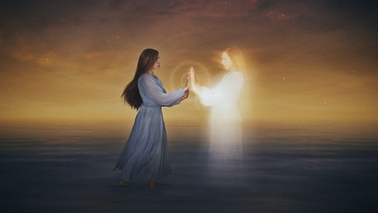 अनेकदा अशी प्रकरणे समोर आली आहेत ज्यात मृत्यूच्या काही काळानंतर लोक जिवंत झाले आणि त्यानंतर त्यांनी केलेले खुलासे हे आश्चर्यचकित करणारे ठरले
