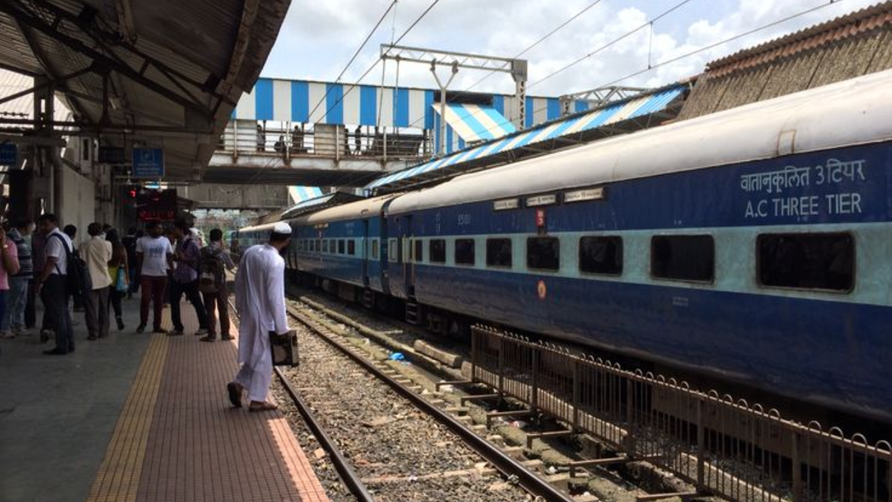 हे रेल्वे स्टेशन ब्रिटिशांच्या काळात बांधण्यात आले. हे स्टेशन बराच काळ निर्जन होते. 1978 पासून येथून येथून मालगाड्यांची वाहतूक सुरु झाली. त्याकाळात येथून बांग्लादेशात मालगाड्या जात होत्या 
