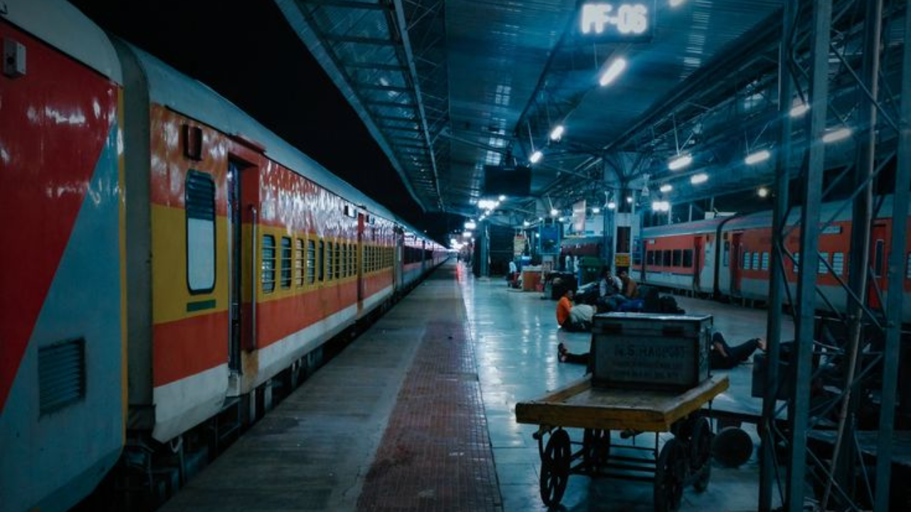 सिंगाबाद हे पश्चिम बंगालच्या मालदा जिल्ह्यातील हबीबपूर भागात येते. या स्थानकावरून तुम्हाला बांगलादेशची सीमा पाहायला मिळते. या रेल्वे स्थानकावर लोक पायी जाऊ शकतात 
