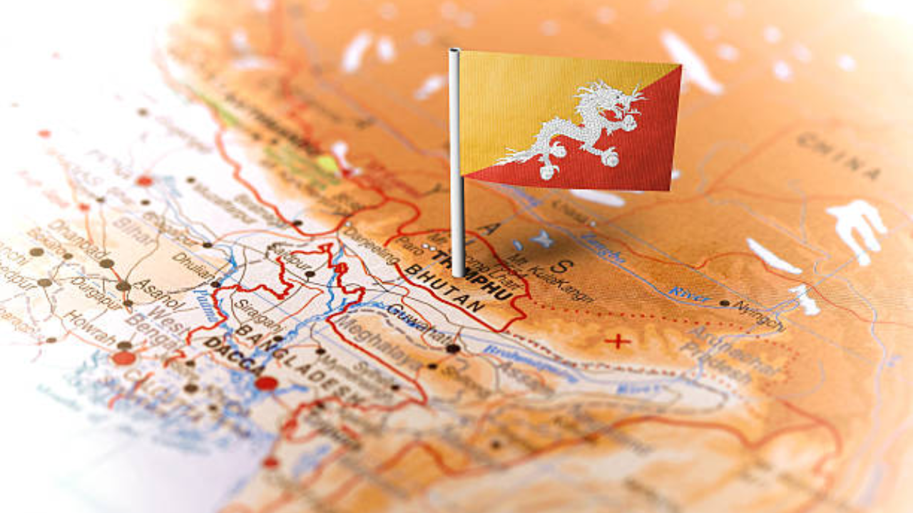 भूतानमध्ये कोणताही गैर-बौद्ध आणि गैर-हिंदू सण साजरा करण्यावर बंदी आहे. येथे सर्वात जास्त लोकसंख्या बौद्धांची आहे आणि त्यांच्यानंतर हिंदूंचा दुसरा क्रमांक लागतो. येथे धार्मिक स्थळे बांधण्यास आणि सार्वजनिक ठिकाणी धार्मिक सण साजरे करण्यास मनाई आहे