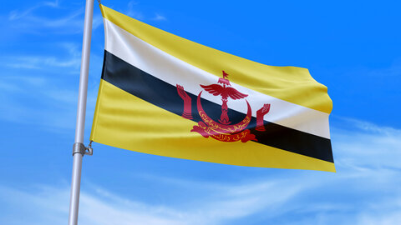 ब्रुनेईमध्ये इस्लामशिवाय इतर कोणत्याही धर्माच्या प्रचारावर बंदी असल्याने ख्रिसमस साजरा करण्यावरही बंदी आहे. ब्रुनेईच्या सुलतानची गणना पृथ्वीवरील सर्वात श्रीमंत लोकांमध्ये केली जाते