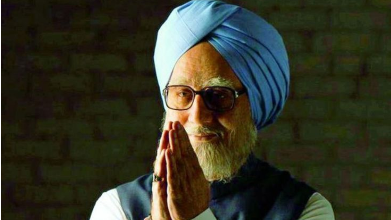 या चित्रपटात मनमोहन सिंग यांची भूमिका अनुपम खेर यांनी साकारली होती. चित्रपटातील त्यांच्या कामगिरीची खूप प्रशंसा करण्यात आली होती. अनेकांना त्यांचे चित्रपटातील हावभाव, बोलण्याची पद्धत हुबेहूब मनमोहन सिंगप्रमाणे वाटली

