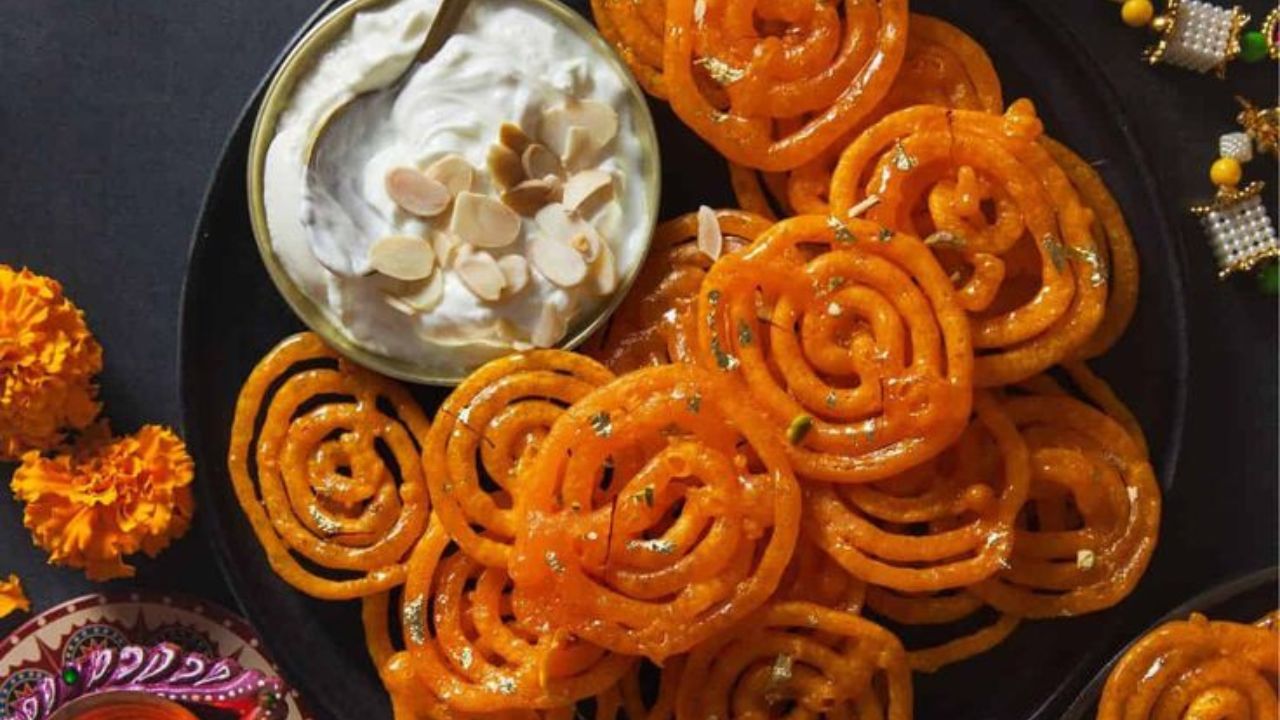 विजयाचा आनंद साजरा करण्यासाठी किंवा एखाद्या शुभ प्रसंगी जिलेबी वाटली जाते. तुम्हाला हे जाणून आश्चर्य वाटेल की जिलेबी ही भारतीय मिठाई नाही.