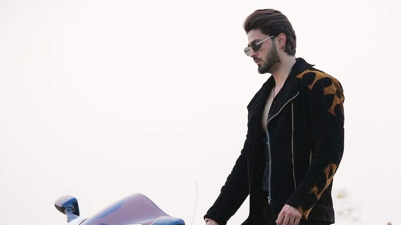 पोस्टखाली कॅप्शनमध्ये अरबाजने त्याच्या या लुकबद्दल माहिती दिली आहे. तसेच कॅप्शनमध्ये 'यह मुंडा 6.4 फीट दा