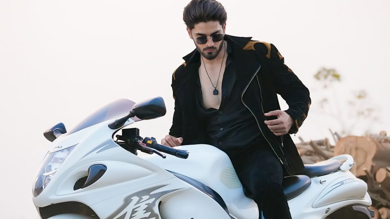 कॉमेंट्समध्ये प्रतिसादांचा पाऊस पडत आहे. हा फोटोशूट अरबाजने त्याच्या @mr.arbazpatel या सोशल मीडियावर शेअर केला आहे.