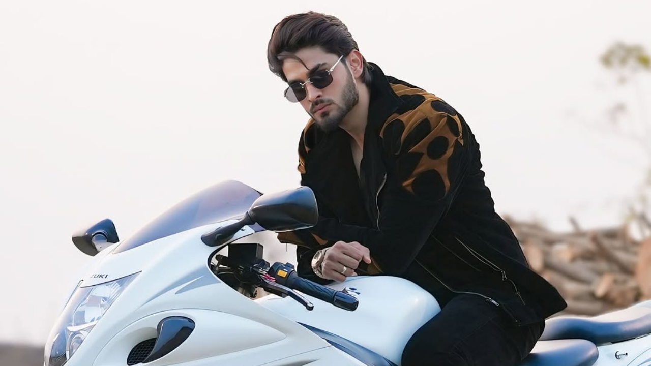 डोळ्यावर गॉगल आणि काळा पेहराव त्यात सफेद रंगाची हायाबुसा, एक परफेक्ट लुक तयार करत आहे. तरुणी तर घायाळ झाले आहेत.