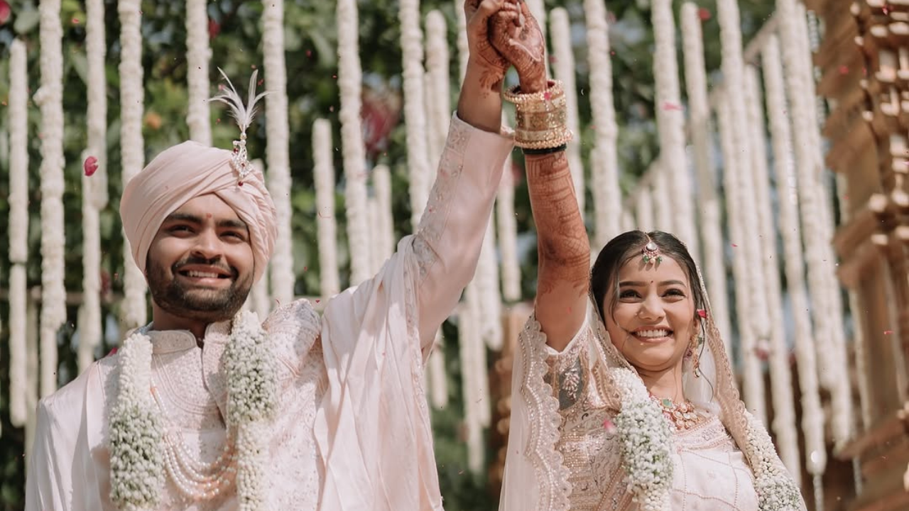 डॅनीच्या चाहत्यांनी त्याला भरभरून शुभेच्छा दिल्या आहेत. कॉमेंट्समध्ये शुभेच्छांचा वर्षाव झाला आहे. तसेच वधू-वरास शुभ आशीर्वाद देण्यात आले आहेत. 