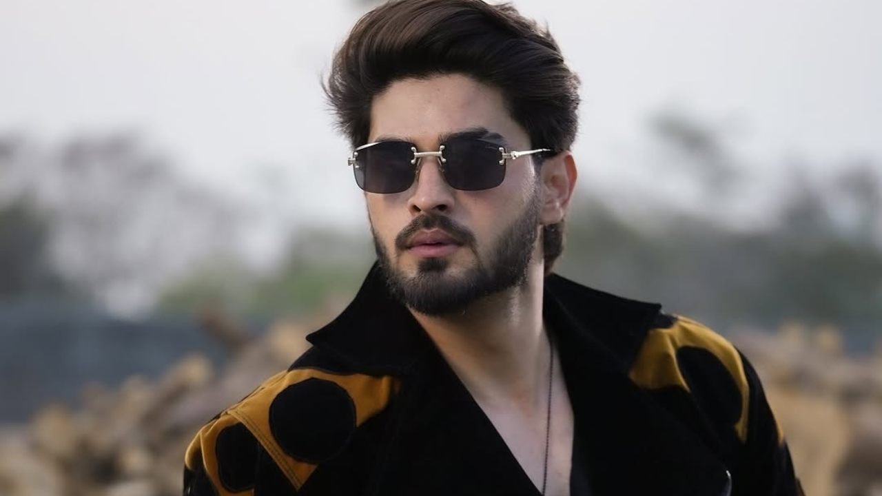 तरुणांची क्रश म्हणजेच हायाबुसावर सवारी करत अरबाज पटेल बाजार गाजवताना दिसून येत आहे. हटके आऊटफिटमकध्ये अरबाज डॅशिंग दिसत आहे.