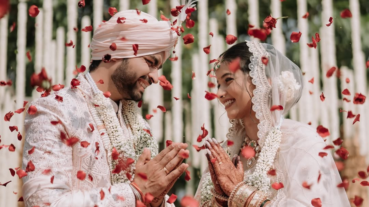 पोस्टखाली कॅप्शन दिले असून 'रिअल लाईफ अर्धांगिनी असे नमूद केले आहे. जोडप्याच्या चेहऱ्यावरील आनंद त्यांच्या मनातील सगळ्या भावना व्यक्त करत आहेत.