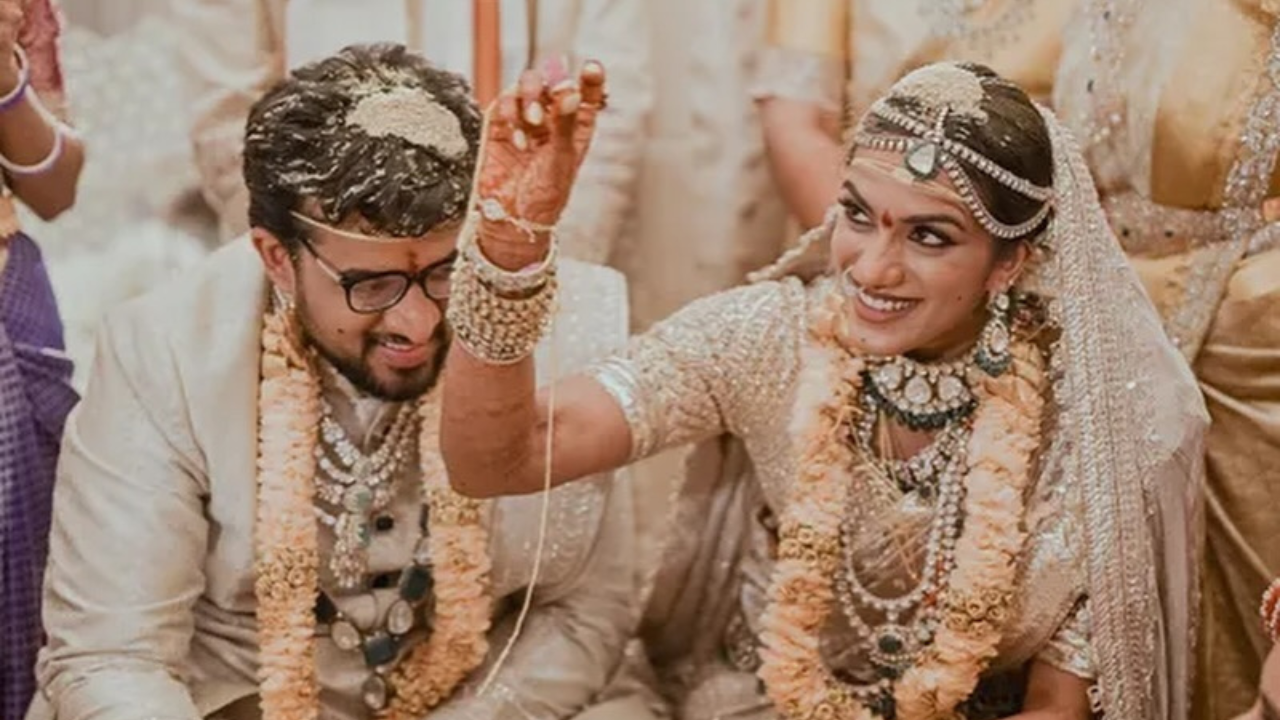 शेअर केलेल्या छायाचित्रांमध्ये होणारा अक्षदांचा वर्षाव आणि सर्वाच्या चेहऱ्यावरील आनंद त्या क्षणामध्ये असणाऱ्या उत्साहाची जाणीव करून देत आहेत. 