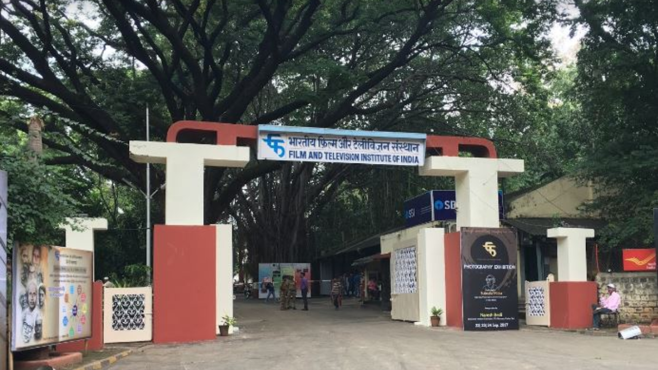 'फिल्म अँड टेलिव्हिजन इन्स्टिट्यूट ऑफ इंडिया (FTII), पुणे' हे देशातील प्रसिद्ध आणि मोठ्या चित्रपट शैक्षणिक संस्थेपैकी एक आहे. भारतातील सर्वात प्रख्यात फिल्म शिक्षण संस्था असून, येथे डायरेक्शन, ऍक्टिंग, सिनेमॅटोग्राफीसह विविध कोर्सेस शिकवले जातात.  