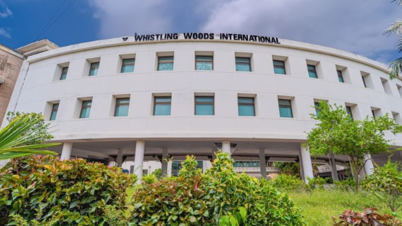 'व्हिसलिंग वुड्स इंटरनॅशनल, मुंबई' दादासाहेब फाळके चित्रपटसृष्टीमध्ये स्थित एक शैक्षणिक संस्था आहे. येथे फिल्म, अभिनय, ऍनिमेशन आणि मीडियाशी संबंधित विविध कोर्सेस शिकवले जातात.   