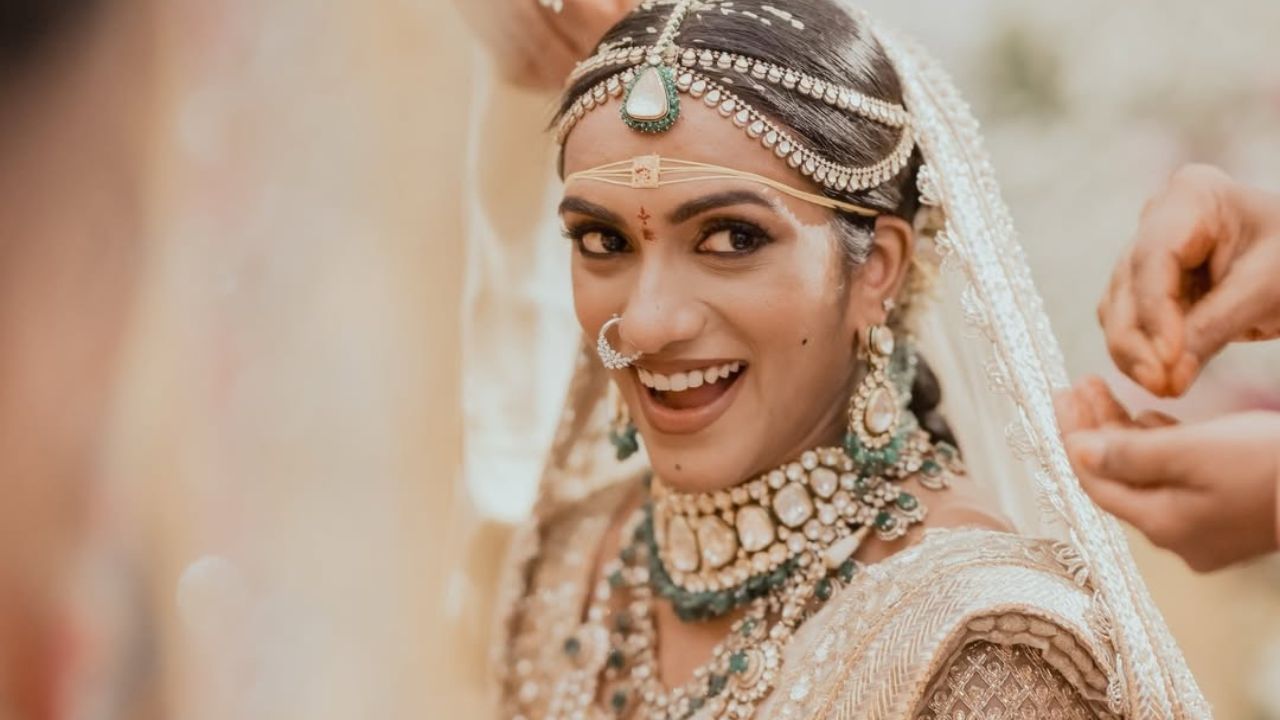 शेअर केलेल्या फोटोंमध्ये PV सिंधू पारंपारिक वेशामध्ये दिसत असून अगदी पारंपारिक पद्धतीने लग्न सोहळा पार पडत आहे. लग्नात फारशी गर्दी नसून अगदी काही लोकांमध्ये हा विशेष सोहळा पार पडला आहे. 