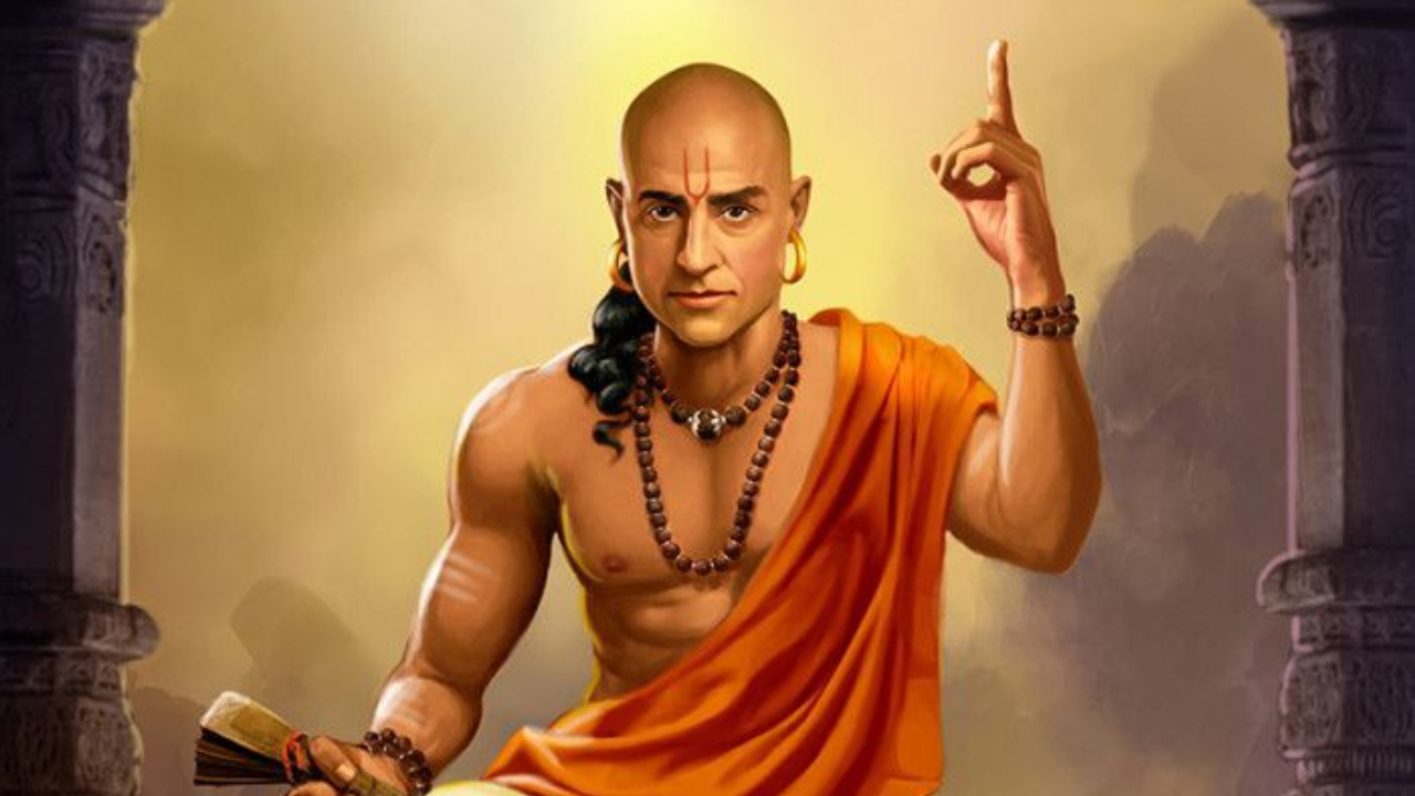 चाणक्य सांगतात की, शत्रूला नेहमी गोंधळात ठेवा. त्याला तुमच्या योजना आणि इरादे समजू देऊ नका, कारण जर शत्रूला तुमची माहिती मिळाली तर तो तुमचं अधिक नुकसान करेल.