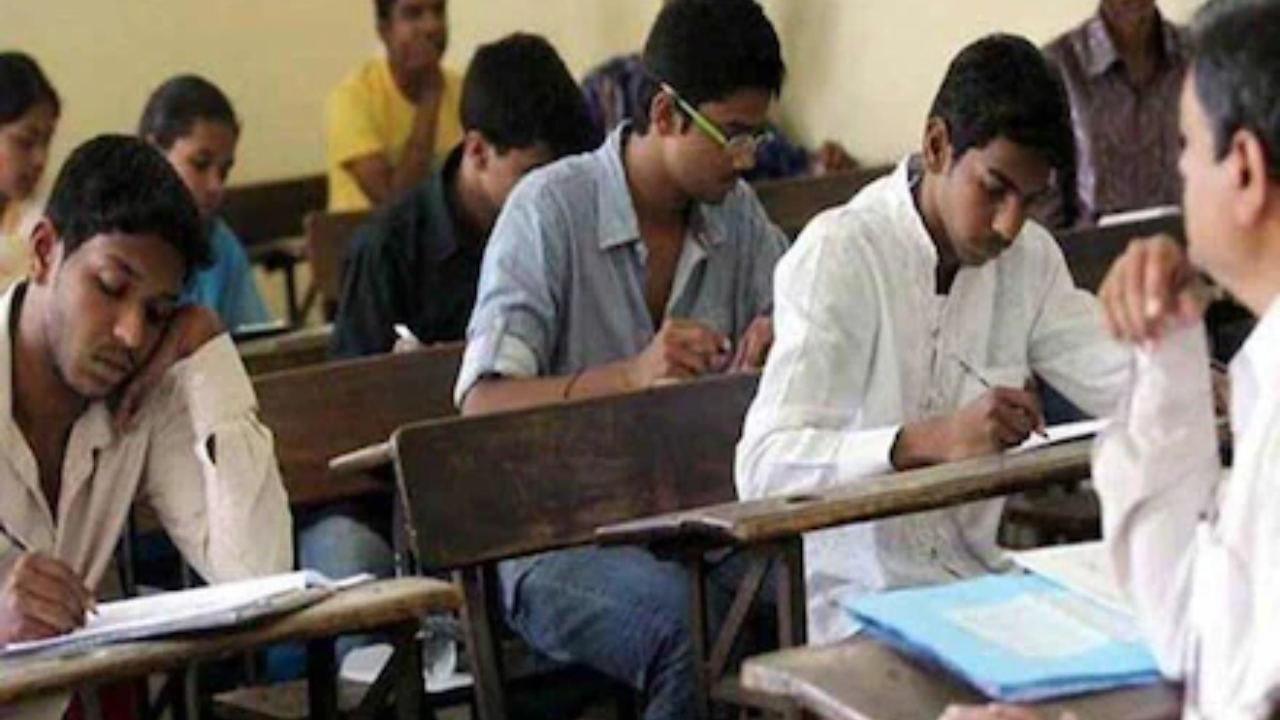तसेच या परीक्षेसाठी अर्ज करणाऱ्या उमेदवारांसाठी एक महत्वाची सूचना आहे. या परीक्षेसाठी अर्ज केलेल्या उमेदवारांना अधिक मेहनत घेण्याचे आणि तयारीला आणखी जोर देण्याचे आवाहन करण्यात आले आहे.  