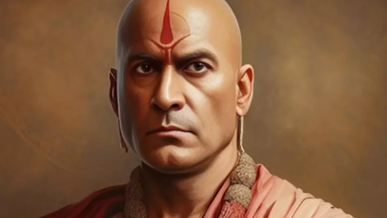 चाणक्य आपल्या नीतीत सांगतात की, शत्रूचे बल आणि दुर्बलता ओळखणं अत्यंत महत्त्वाचं आहे. शत्रूच्या शक्ती आणि दुर्बलतेची माहिती मिळवल्यानंतर त्याच्या विरुद्ध योग्य रणनीती तयार करा.