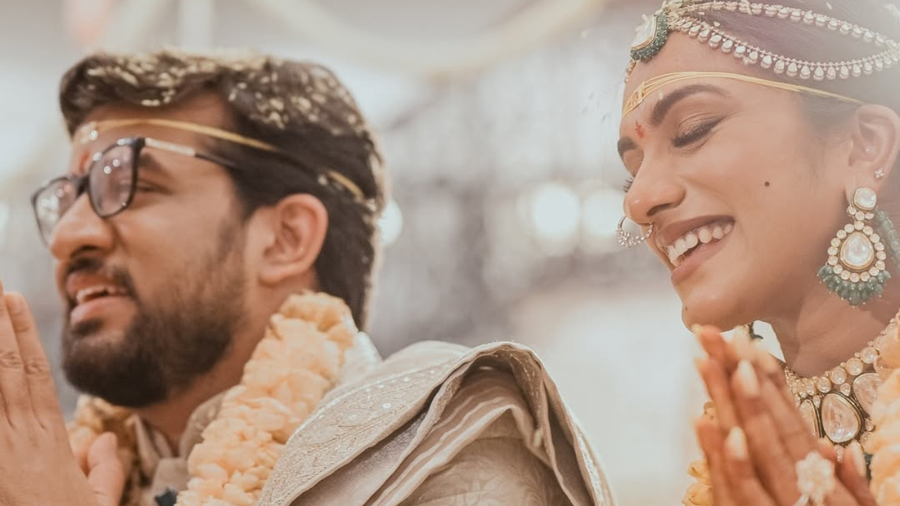 PV सिंधूने आजच तिच्या लग्नाचे काही क्षण तिच्या सर्व सोशल मीडियाच्या हॅन्डलवर शेअर केले आहेत. तसेच देशवासियांना आनंदाची बातमी दिली आहे. 