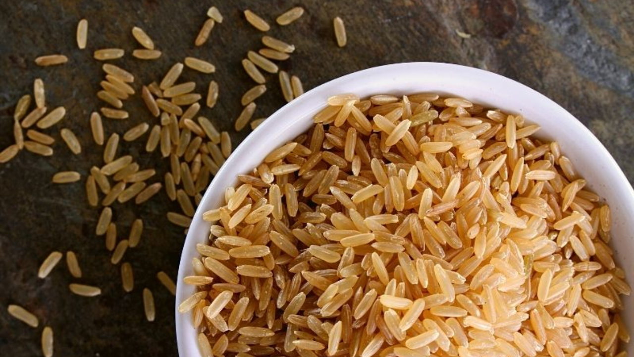 सफेद तांदळापेक्षा ब्राउन राईज आरोग्यसाठी फायद्याचे असते. त्यात फायबरचे प्रमाणही अधिक असते आणि पोषक तत्वेही अफाट असते. मुळात, याचे सेवन केल्याने पचन सुधारते. 