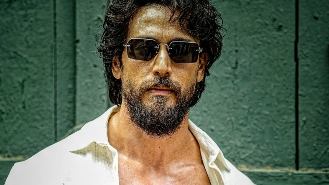 अभिनेता टायगर श्रॉफने त्याच्या @tigerjackieshroff या इंस्टाग्राम हॅन्डलवर नवा फोटोशूट शेअर केला आहे. त्याचा हा लुक अतिशय राऊडी वाटत आहे. 